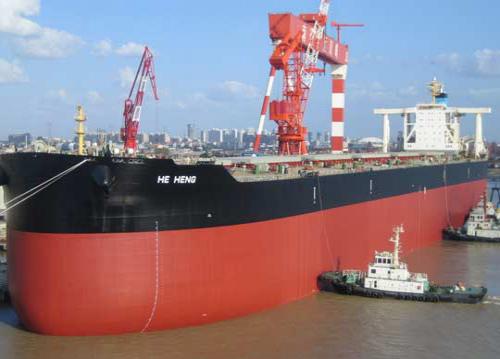 連云海運(yùn)港首次接靠兩艘超大型散貨船